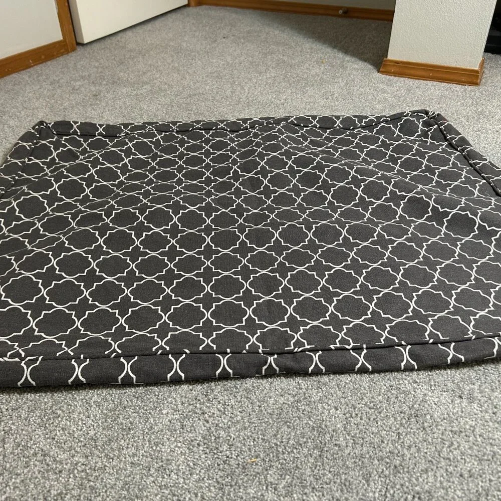 pre owned Geometric Pattern Dog Bed Mat - Black and White